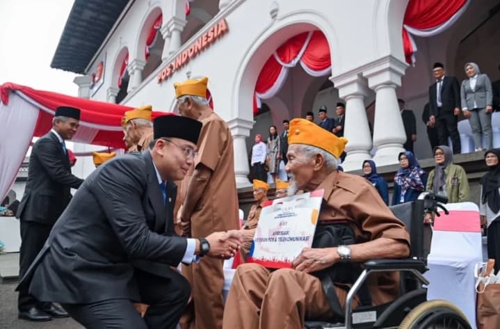 Hari Bhakti Postel ke-81, Wamenkomdigi Angga Raka Serahkan Tali Asih kepada Veteran