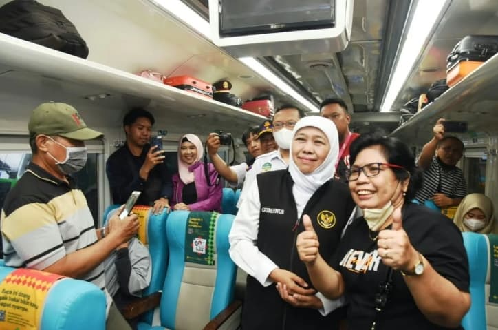 Khofifah Dorong Peningkatan Layanan dan Keselamatan Kereta Api di Jawa Timur
