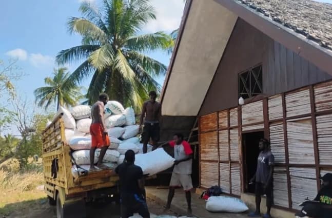 Masyarakat Adat Malind Kirim Perdana 14,5 Ton Kopra Merauke ke Surabaya