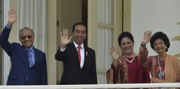 Istri Mantan PM Malaysia Mahathir Mohamad, Siti Hasmah, Meninggal Dunia pada Usia 100 Tahun