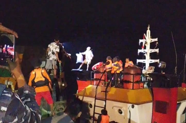 Tim SAR Timika Evakuasi Delapan Korban Kapal LCT yang Tenggelam di Perairan Puriri
