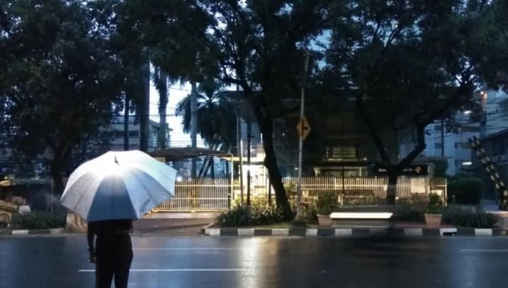 BMKG Prakirakan Lima Wilayah Jakarta Diguyur Hujan Ringan pada Kamis