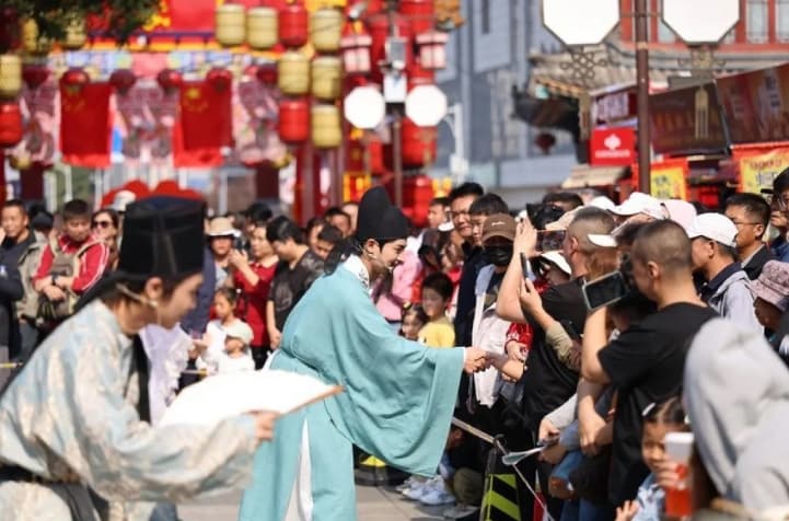 Pasar Konsumsi China Tumbuh Stabil Saat Libur Hari Nasional, Penjualan Tukar Tambah Tembus 19,63 Miliar Yuan