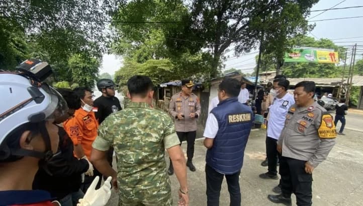 Polisi Mengevakuasi Jasad Pria di Kali Sasak Tinggi Tangsel, Penyebab Kematian Masih Diselidiki