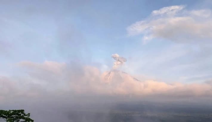 Gunung Semeru Erupsi dengan Letusan Setinggi 900 Meter, Warga Diminta Waspadai Awan Panas dan Lahar