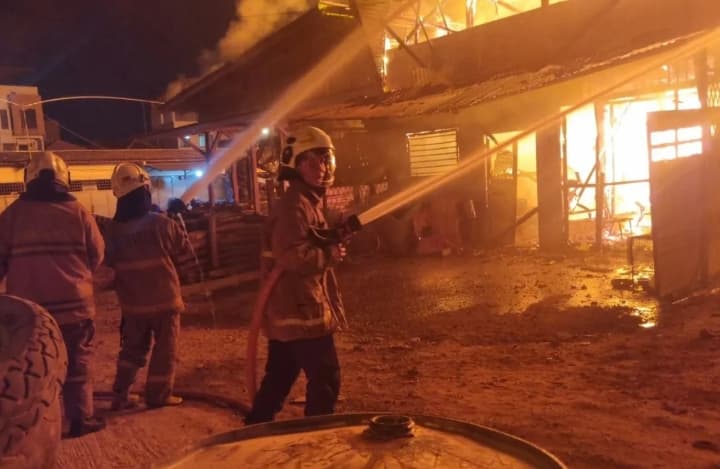 Kebakaran Gudang Kayu di Muara Angke Hanguskan Area 300 Meter Persegi, Kerugian Capai Rp1 Miliar