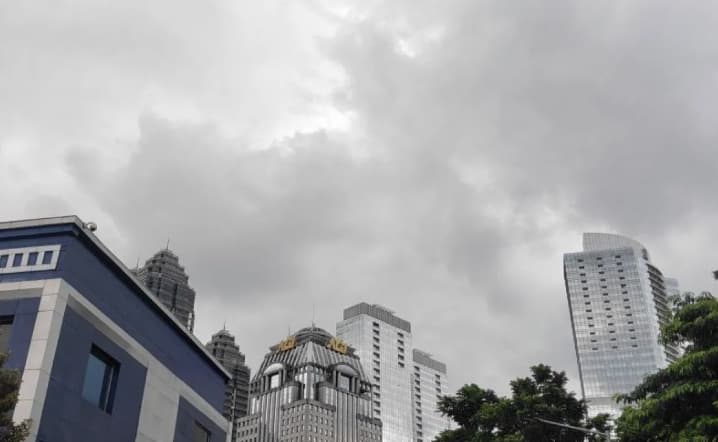 BMKG Prakirakan Awan Tebal Selimuti Sebagian Besar Jakarta, Hujan Ringan Turun Sore Hari