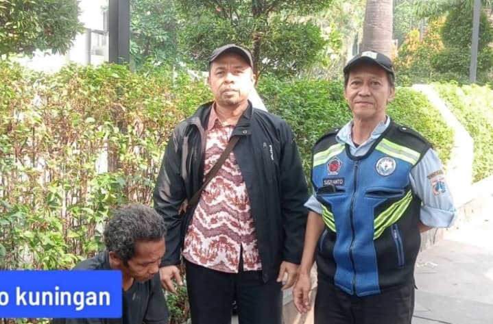 Viral Pemulung Mengemis di JPO Rasuna Said, Petugas Sudin Sosial Jakarta Selatan Amankan dan Bawa untuk Rehabilitasi