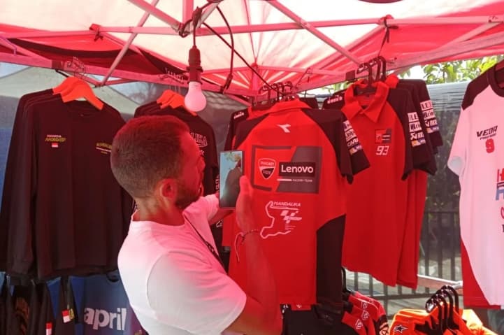 Penonton MotoGP Indonesia 2026 Mulai Berburu Merchandise di Mandalika, Pedagang Bisa Raup Omzet Rp80 Juta