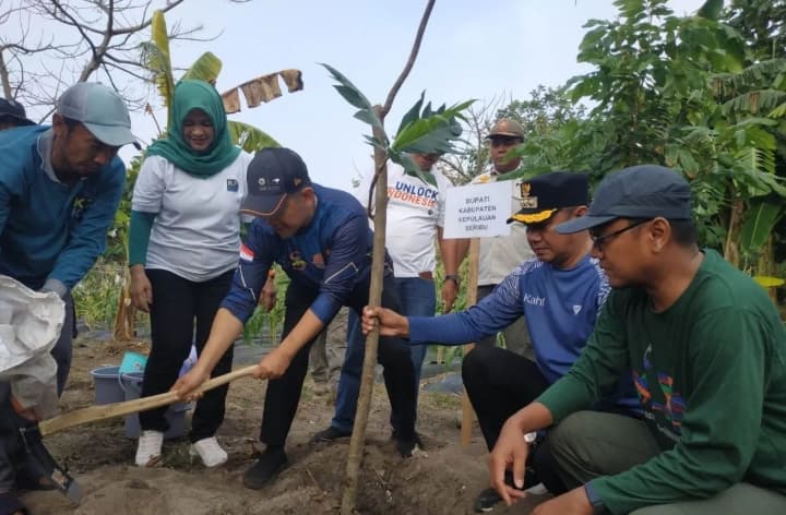 Pemkab Kepulauan Seribu Tanam Ratusan Pohon Sukun dan Siapkan 500 Bibit Mangrove untuk Jaga Wilayah Pesisir