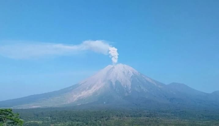 Gunung Semeru Erupsi Tiga Kali pada Senin Pagi, Kolom Abu Capai 900 Meter dan Status Tetap Siaga