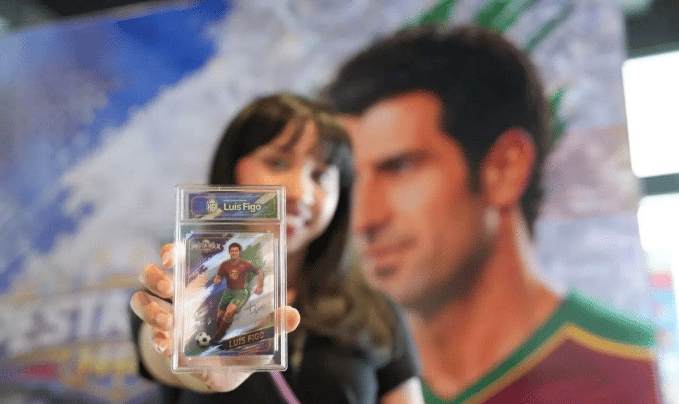 Luis Figo Hadir dalam Kartu Koleksi Eksklusif HGI di Jakarta Game On 2026, Dilengkapi Nomor Seri dan Fitur Digital