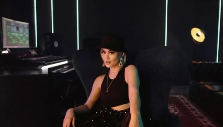Agnez Mo Resmi Bintangi Film Hollywood C.L.A.Y. Bersama Nicolas Cage dan Michael Sheen