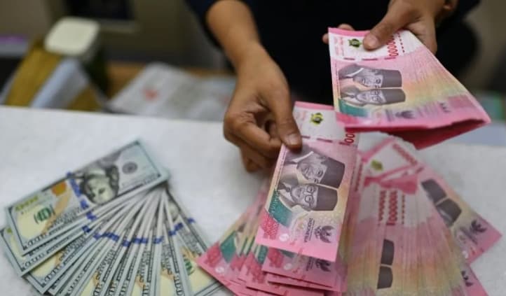 Rupiah Melemah ke Rp18.033 per Dolar AS, Keputusan BI Tahan Suku Bunga 5,75 Persen Jadi Sorotan Pasar