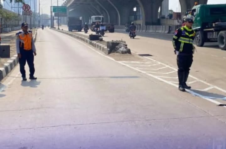 Truk Kontainer Parkir Sembarangan di Jalan Jampea Koja Picu Kemacetan, Warga Minta Penertiban Diperketat