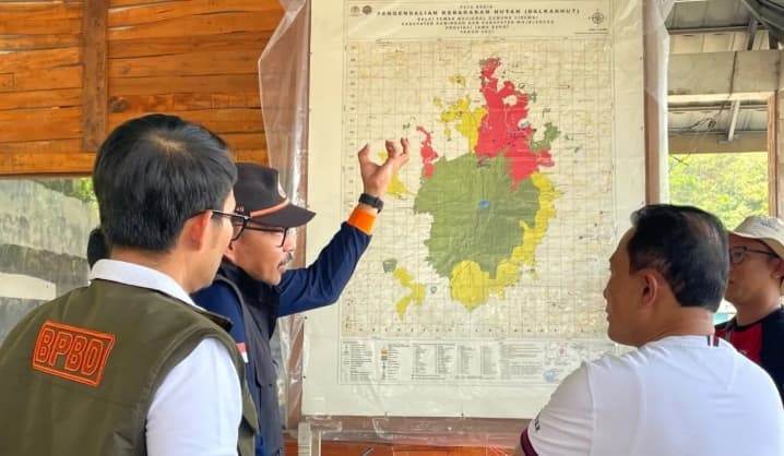 BPBD Kuningan Siapkan Helikopter Pengebom Air untuk Padamkan Karhutla Gunung Ciremai, Titik Api Masih Tersebar