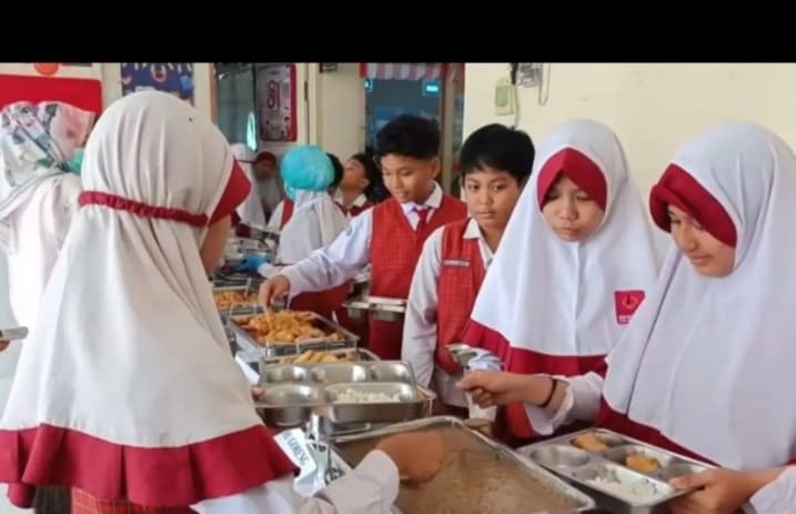 BGN Uji Coba MBG Sistem Prasmanan di Mataram, Siswa Lebih Lahap Makan dan Sisa Makanan Berkurang Signifikan