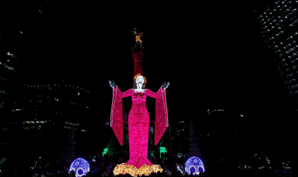Instalasi Seni Cahaya Berbentuk Catrina dan Tengkorak Hiasi Mexico City Jelang Perayaan Dia de los Muertos 2026