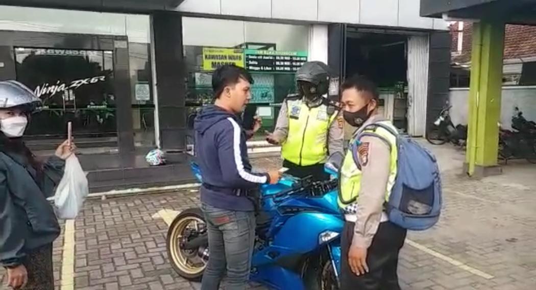 Viral Moge Ditilang di Depan Dealer, Begini Faktanya