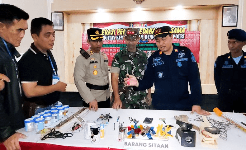 Petugas Gabungan Geledah Kamar Napi Rutan Situbondo, Sita Barang Berbahaya