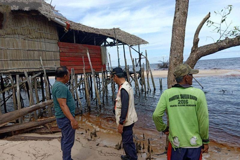 Banjir Rob di Dusun Kalap Kalteng Sebabkan Enam Rumah Nelayan Hancur