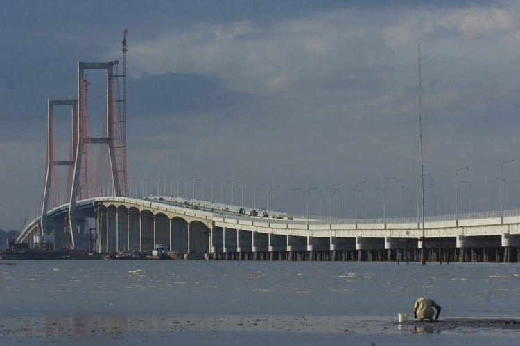 Boncengan Sama Istri, Suami Mendadak Loncat ke Laut Saat Lewat Jembatan Suramadu