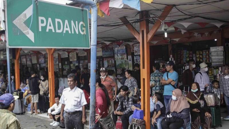 Polisi Tangani Bus 'Nyungsep' ke Sawah di Kediri