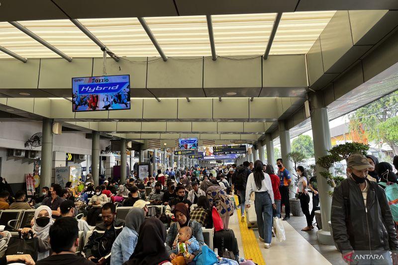 24.200 Pemudik Padati Stasiun Pasar Senen pada H-2 Lebaran