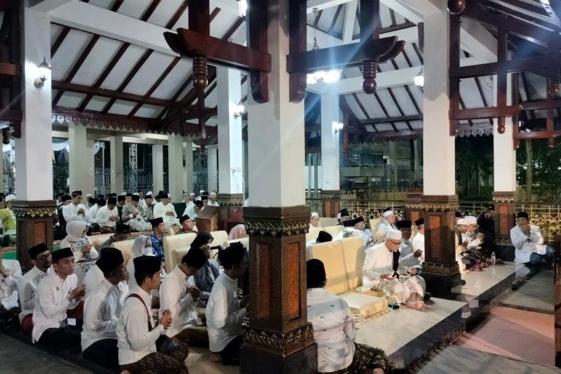 Kiai Sepuh Gelar Tahlil dan Istigasah di Makam Pendiri NU