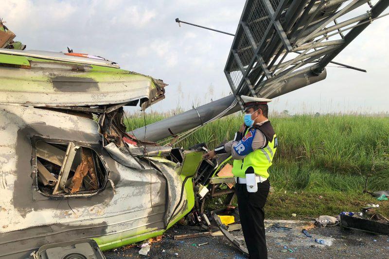 Kecelakaan Bus di Tol Surabaya-Mojokerto, 13 Orang Tewas