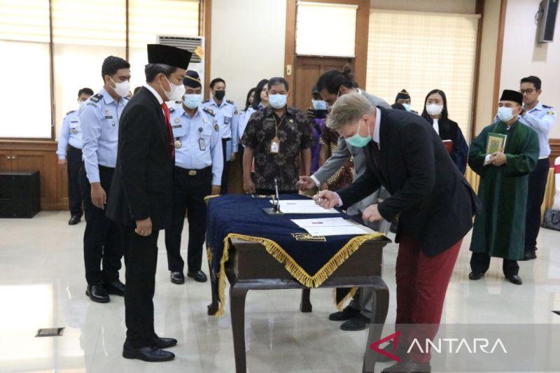 Kanwil Kemenkumham Bali Ambil Sumpah Dua WNA jadi WNI