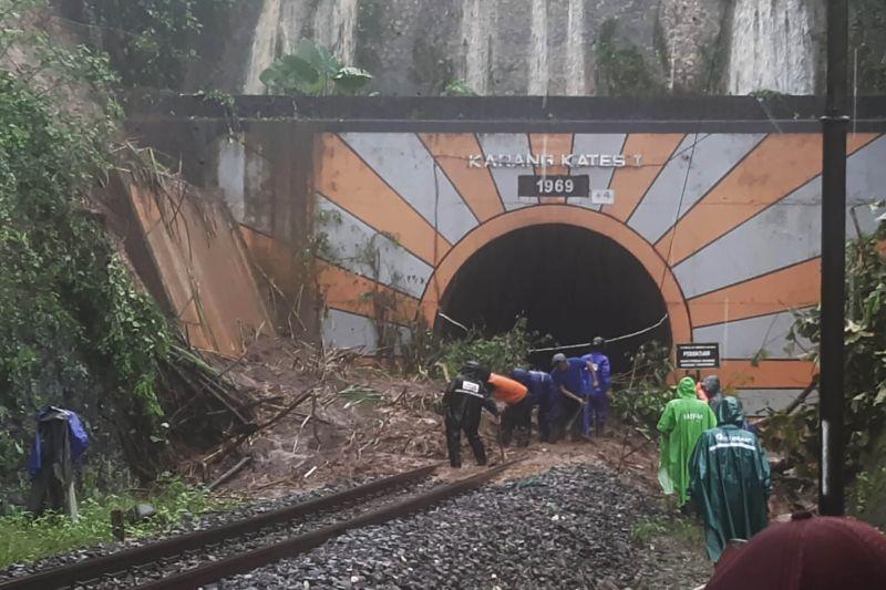 Perjalanan Kereta Api Sumberpucung-Pohgajih Terganggu Akibat Longsor di Kabupaten Malang