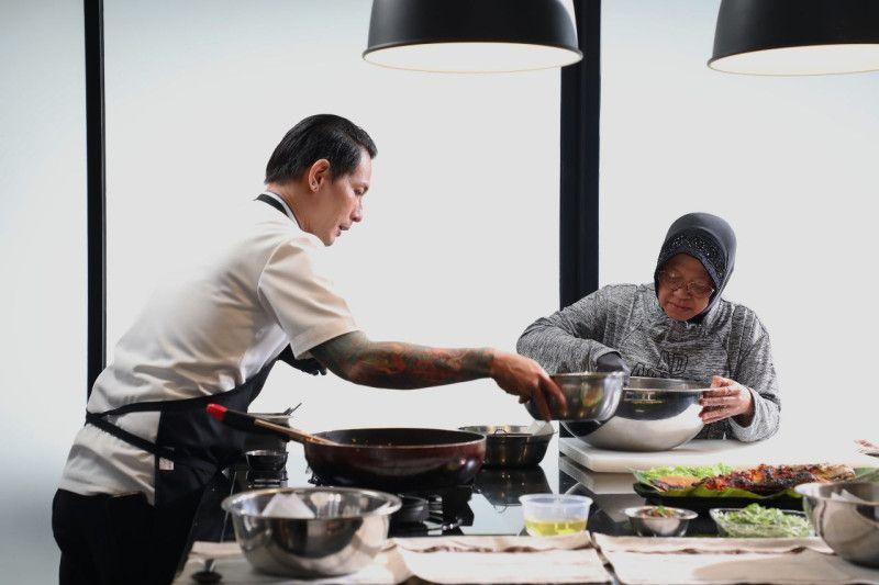 Mensos Risma Gandeng Chef Juna Beri Pelatihan Masak ke Warga Kupang