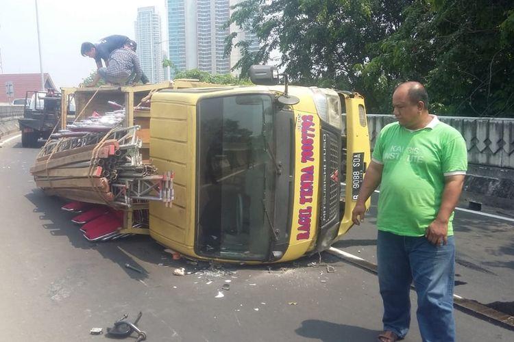 Arah Semanggi Tersendat Akibat Truk Terguling di Jalan Gatot Subroto