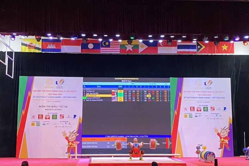 Lifter Indonesia Rizky Juniansyah Sumbang Perak pada Debutnya di SEA Games 2021
