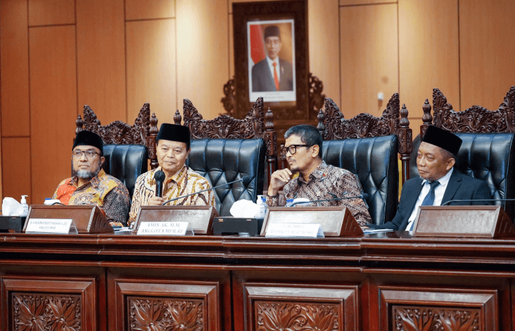 HNW Mengajak Para Santri Lanjutkan Peran Ulama Pahlawan Bangsa