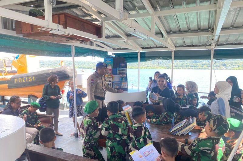 Tingkatkan Minat Baca Anak, Ditpolairud Maluku Hadirkan Perpustakaan Apung