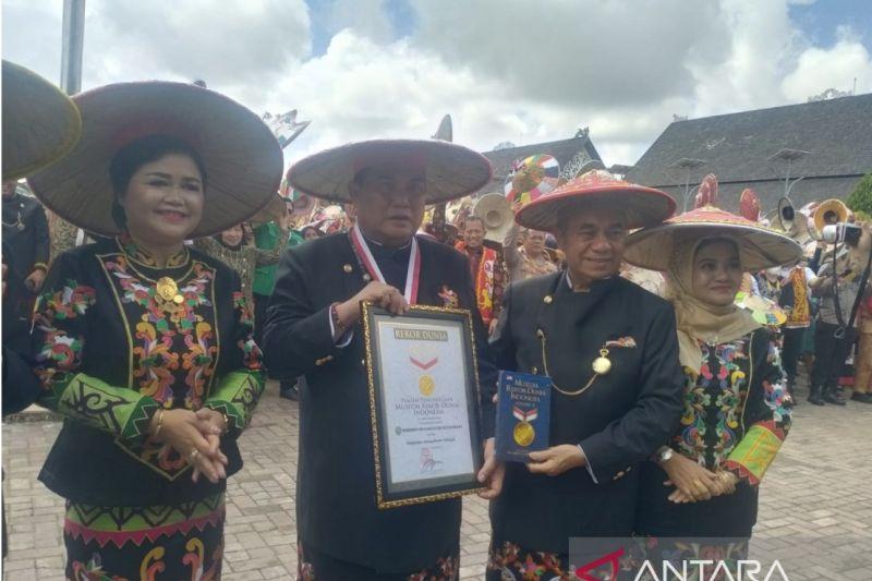 Lewat 11 Ribu Lebih Masyarakat Pakai Seraung, Kutai Barat Raih Rekor MURI