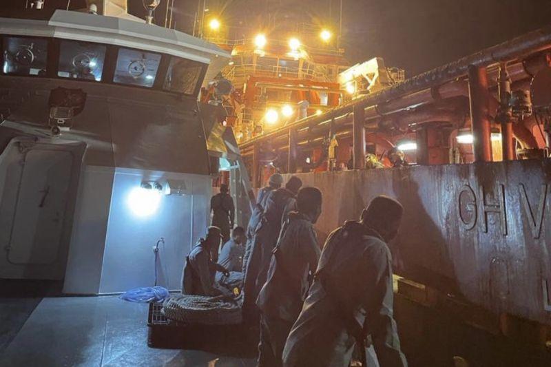 Bakamla Berhasil Evakuasi Anak Buah Kapal KLM. Buana Indah yang Tenggelam di Perairan Natuna