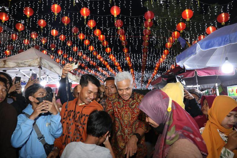 Ganjar Kunjungi Kelenteng Tien Kok Sie Pada Malam Perayaan Imlek