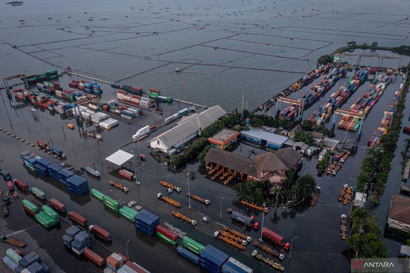 Banjir Rob Intai Warga Dusun di Sidoarjo
