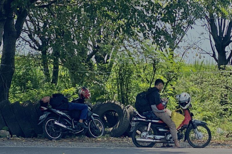 Hilangkan Lelah, Pemudik Motor Tidur di Pinggir Jalan Pantura