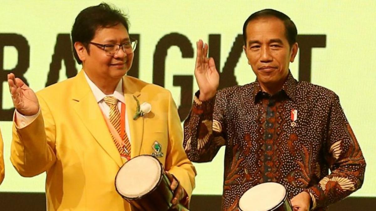 Ketum Golkar 'Kepo' Isi Amplop Hasil Musra yang Diterima Jokowi