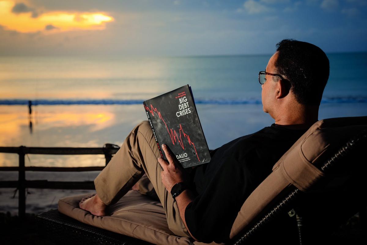 Baca Buku 'Big Debt Crises' Saat Senja Kala, Anies Sindir Siapa?