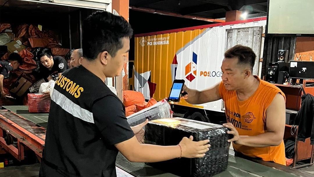 Bea Cukai Juanda Amankan Rokok Ilegal dari Pengawasan di Kantor Pos