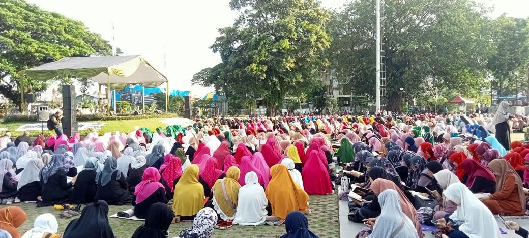 Keren! Ribuan Warga Khatam Al-Qur'an di Alun-alun Kota Bogor