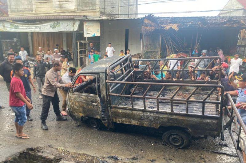 Diduga Angkut BBM ilegal, Mobil Pikap Hangus Terbakar di Lhokseumawe