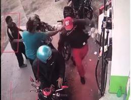 Emak-emak Serang Petugas SPBU gegara Tak Sengaja Tumpahkan Setetes Bensin ke Tanah