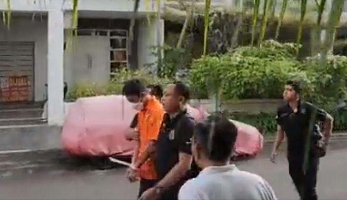 Ayah David Sindir Mario saat Turun dari Mobil Tahanan: Udah Bisa Nunduk? Coba Dongak Lagi