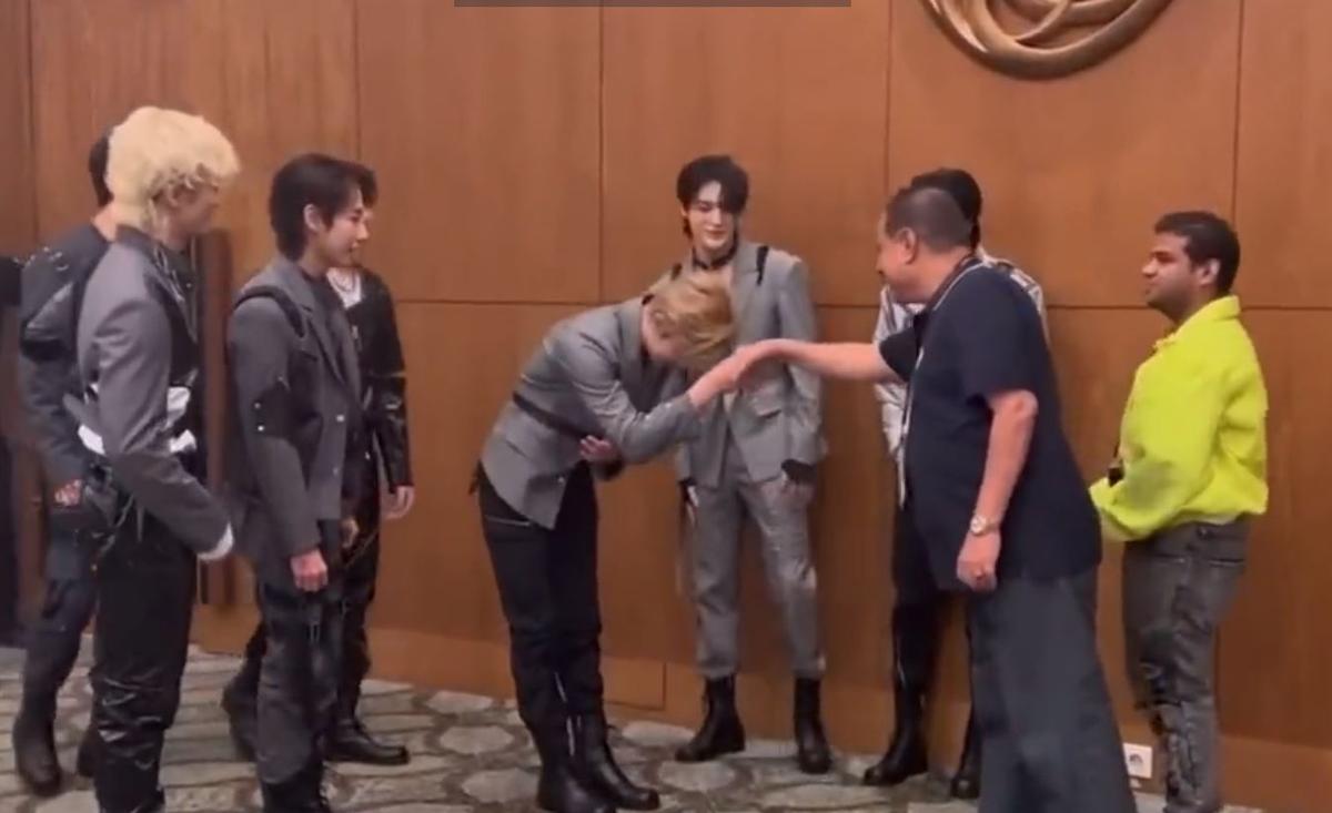 Kocak! Member K-Pop NCT Dream Salim Cium Tangan Pak Muh